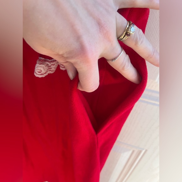 VTG 70s Long red Nightgown Housecoat lace collar & neckline & lace trim sleeves - Picture 2 of 11